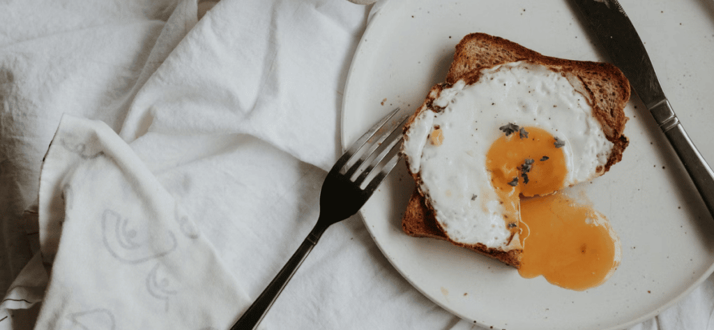 高蛋白纤维饮食食物的5个想法-全谷物面包加鸡蛋